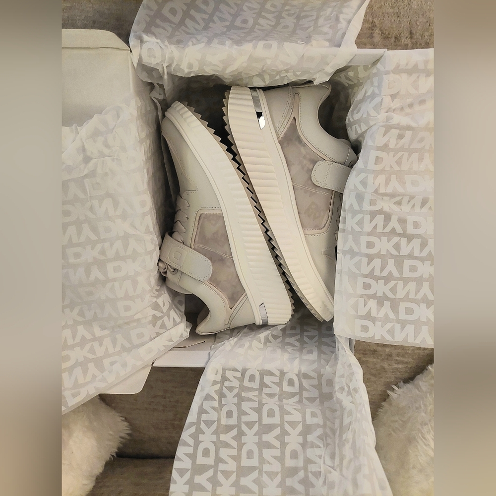 DKNY Loami Wedge Sneaker (color:"Bone") Size 8 NIB - Picture 2 of 12